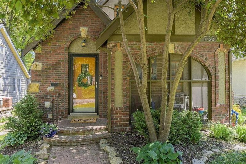 7323 Walnut St, Kansas City, MO 64114