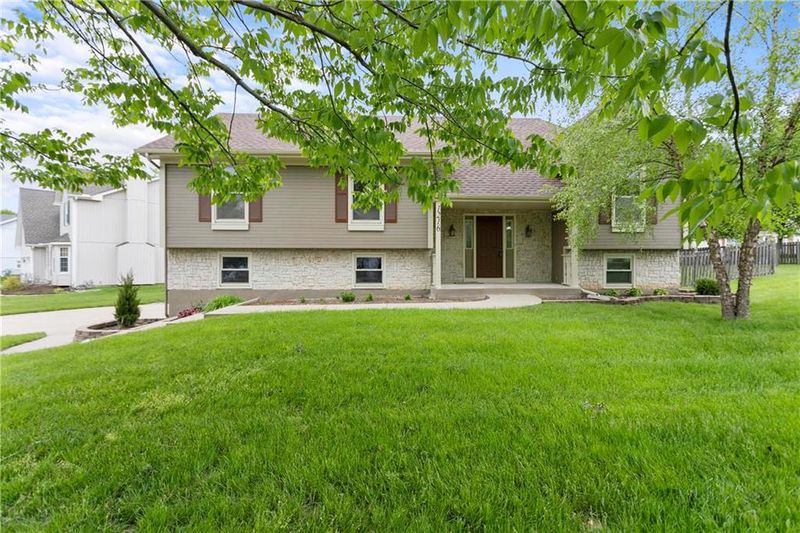 1216 NE 102nd Pl, Kansas City, MO 64155