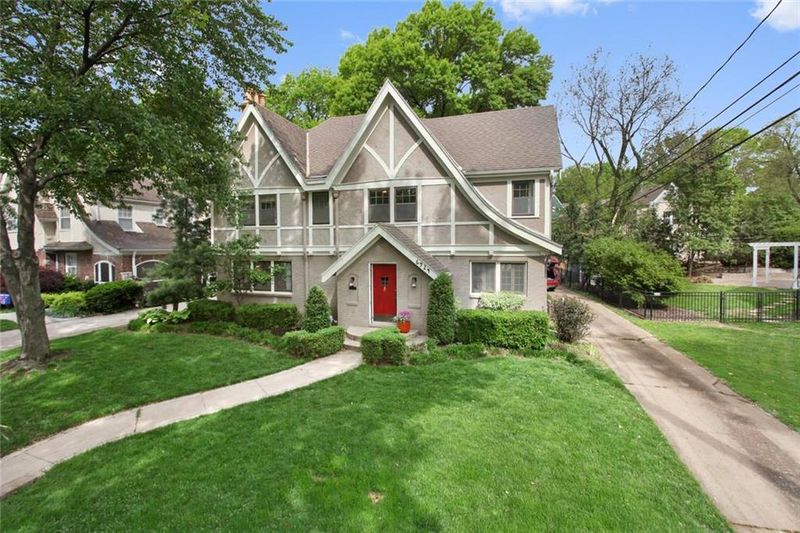 6924 Edgevale Rd, Kansas City, MO 64113