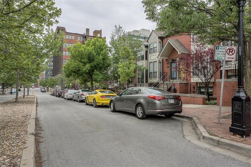 439 W 10th St, Kansas City, MO 64105