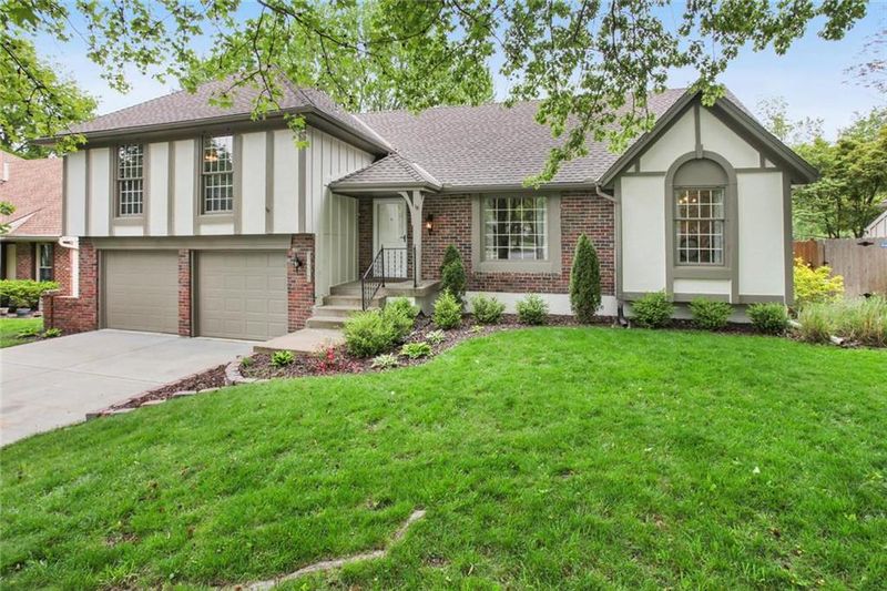 10501 Bradshaw St, Overland Park, KS 66215