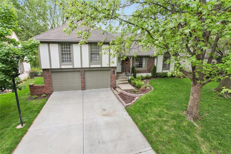 10501 Bradshaw St, Overland Park, KS 66215
