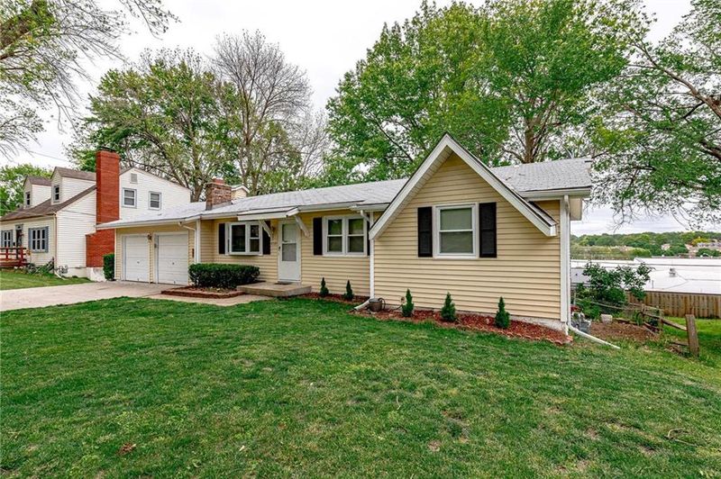 8735 Marty St, Overland Park, KS 66212