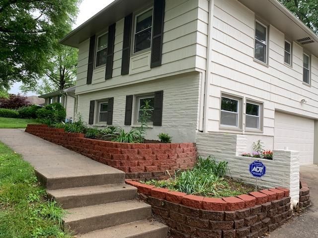1005 W 86 St, Kansas City, MO 64114