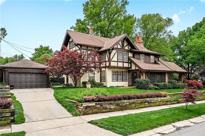 6101 Walnut St, Kansas City, MO 64113