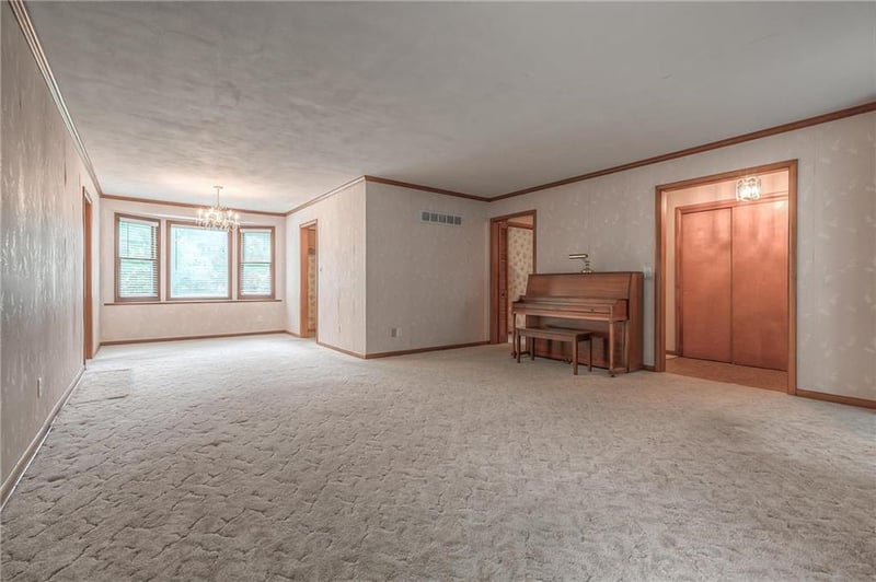 9629 Mohawk Dr, Overland Park, KS 66206