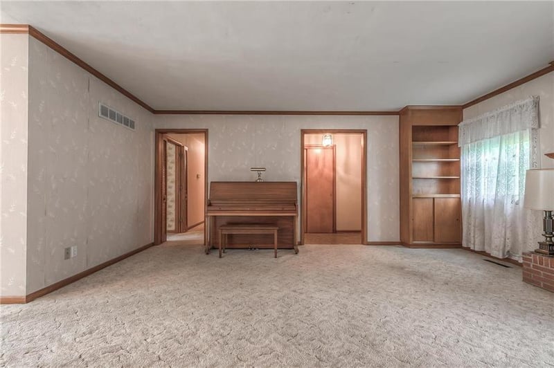 9629 Mohawk Dr, Overland Park, KS 66206
