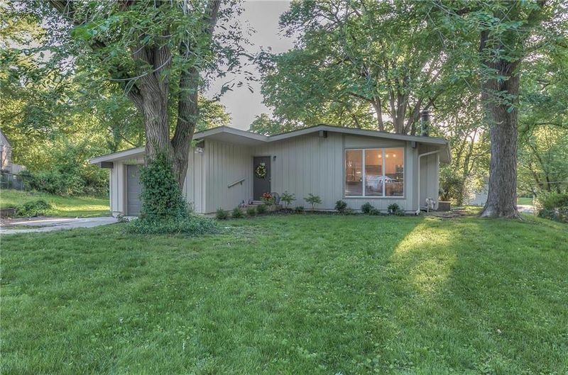 7238 Craig St, Overland Park, KS 66204