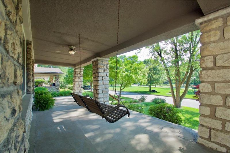 5818 Brookside Blvd, Kansas City, MO 64113