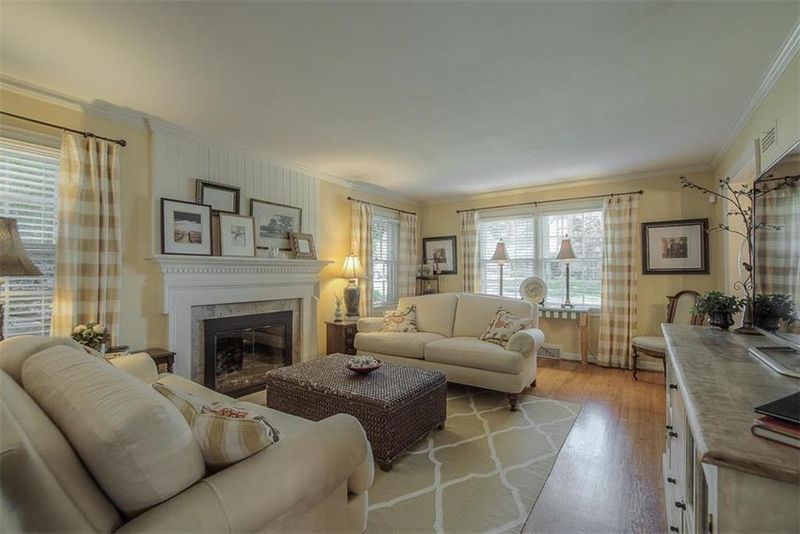 6831 Locust St, Kansas City, MO 64131