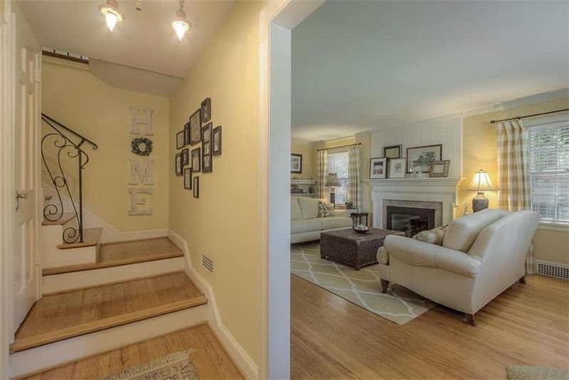6831 Locust St, Kansas City, MO 64131