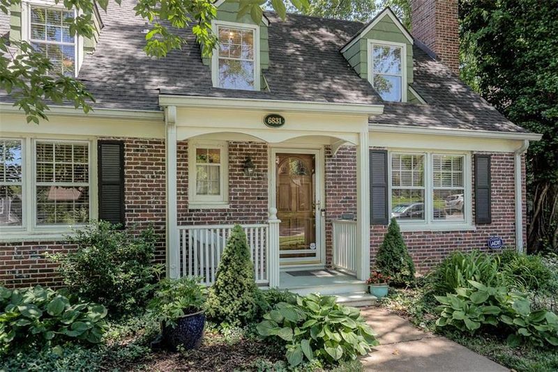 6831 Locust St, Kansas City, MO 64131