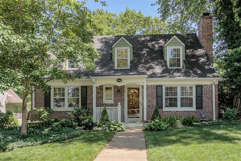 6831 Locust St, Kansas City, MO 64131