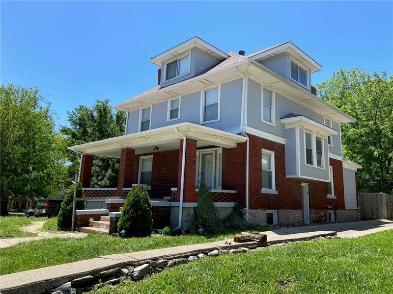3236 Summit St, Kansas City, MO 64111