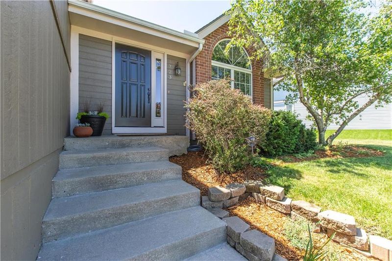 1723 NE Chowning Dr, Kansas City, MO 64155