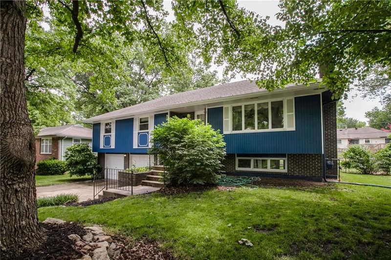 9613 W 92nd Ter, Overland Park, KS 66212