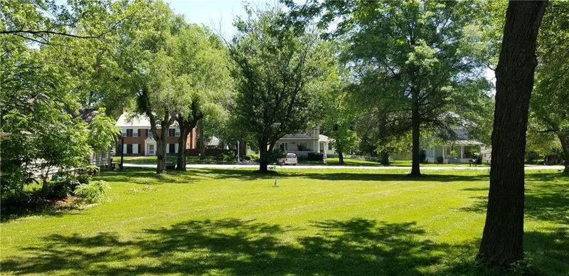 302 Center St, Lathrop, MO 64465