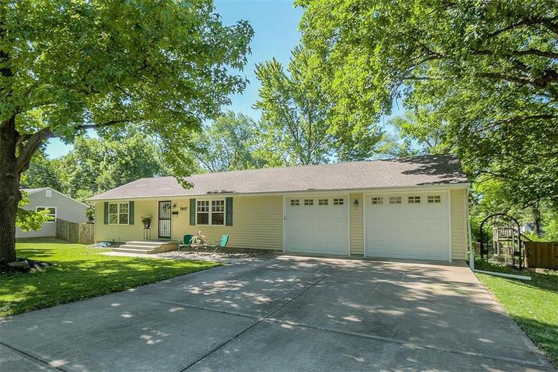 7617 W 64th St, Overland Park, KS 66202
