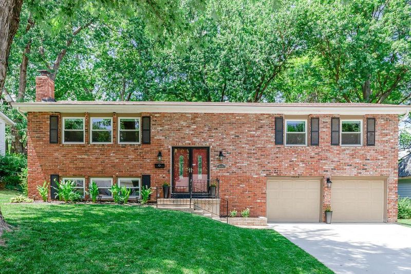 10602 W 97th St, Overland Park, KS 66214