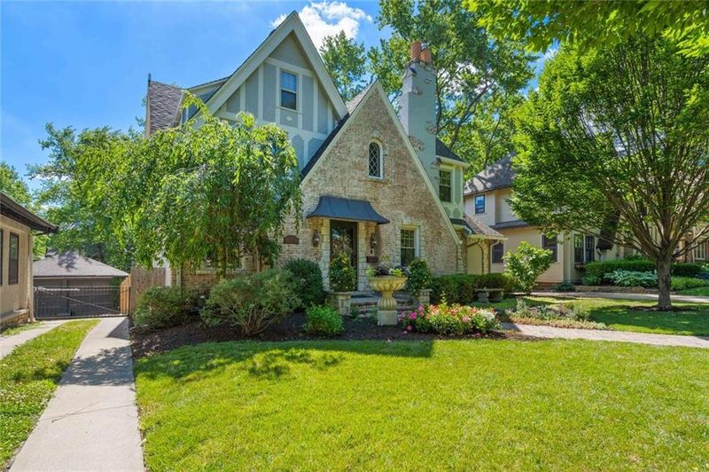 7229 Jarboe St, Kansas City, MO 64114