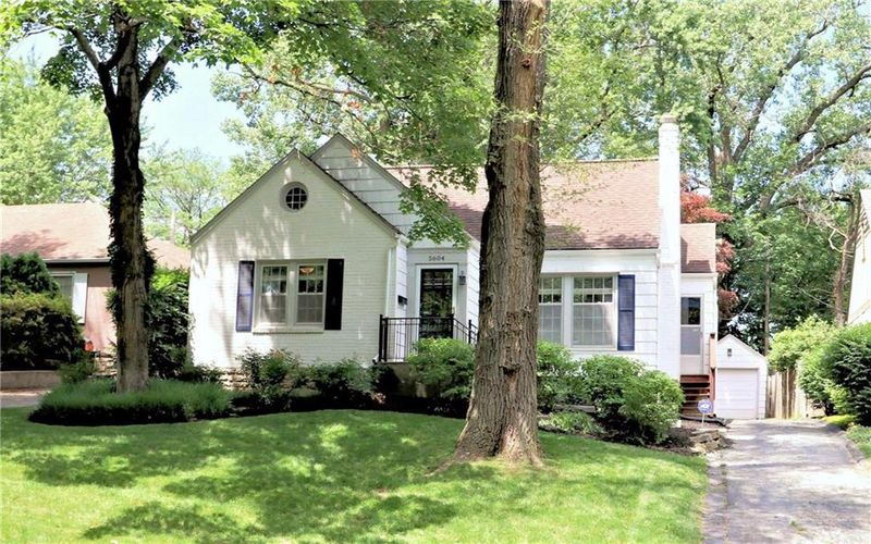 5604 Oak St, Kansas City, MO 64113