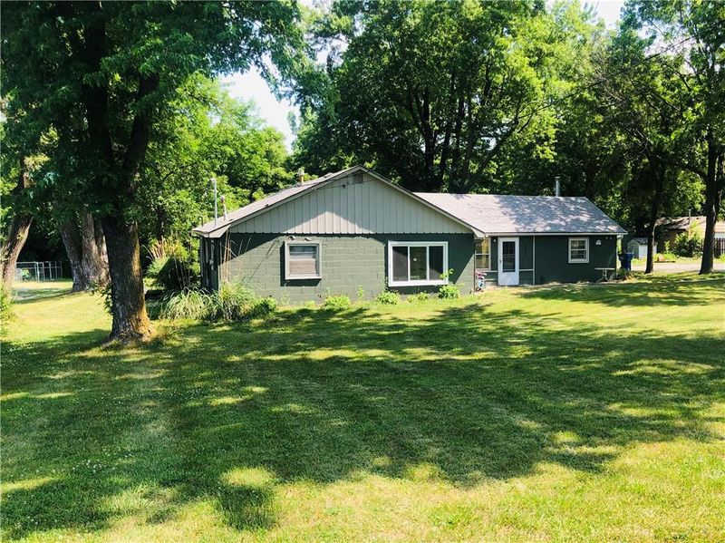 1335 E 4th St, Tonganoxie, KS 66086