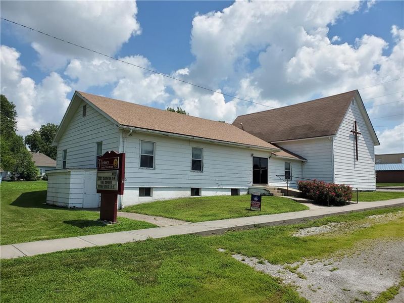 110 N 4th St, Drexel, MO 64742