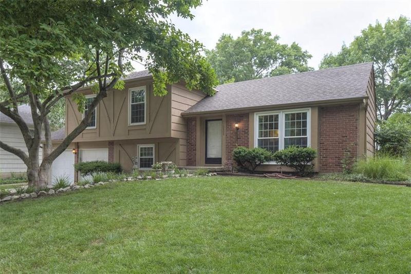 10808 W 95th Ter, Overland Park, KS 66214