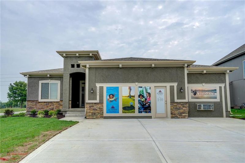 1521 Grandshire Dr, Raymore, MO 64083