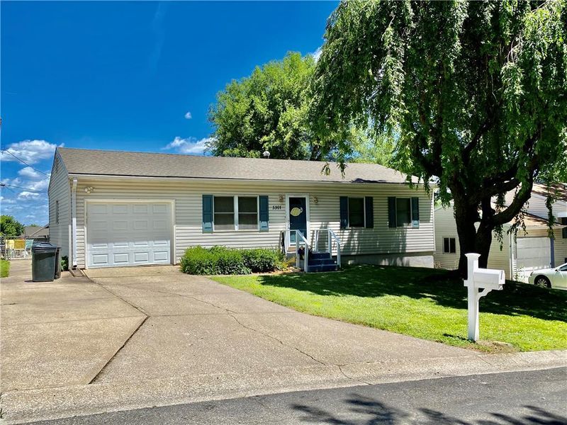 5301 Red Barn Ln, St Joseph, MO 64503