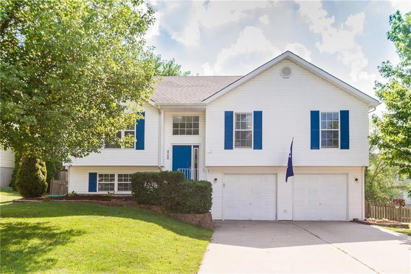 8708 N Sheldon Ct, Kansas City, MO 64152