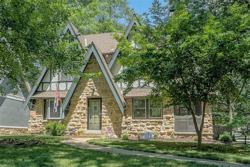 444 E 72nd Ter, Kansas City, MO 64131