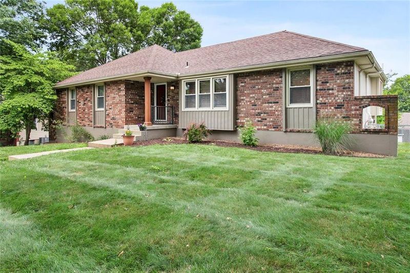 916 SE 3rd Ter, Lee's Summit, MO 64063