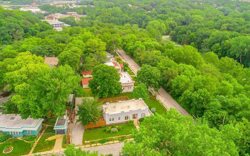 3634 E Roanoke Dr, Kansas City, MO 64111