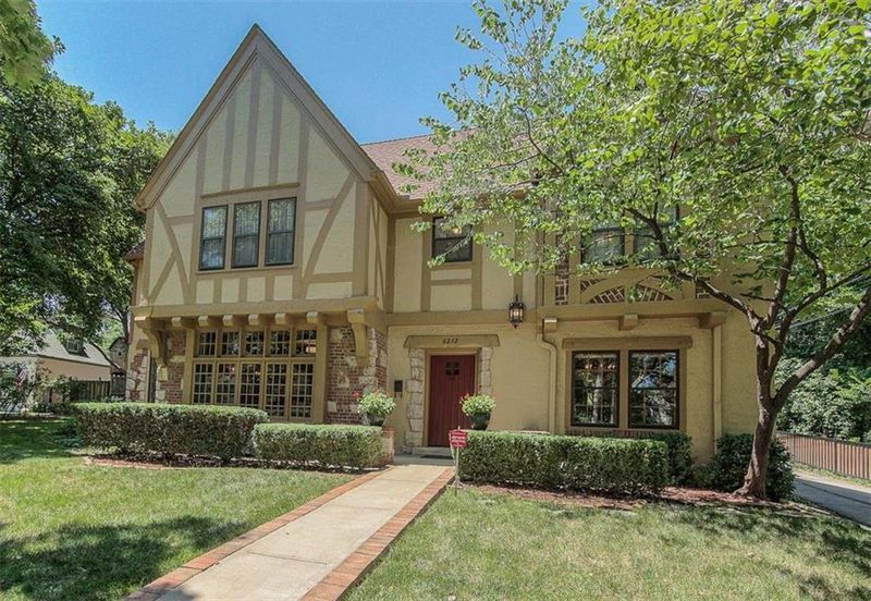 6212 Summit St, Kansas City, MO 64113