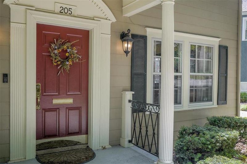 205 E Winthrope Rd, Kansas City, MO 64113
