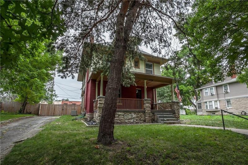 3724 Central St, Kansas City, MO 64111