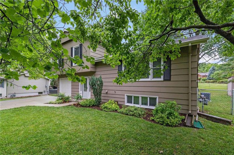 9032 Connell Dr, Overland Park, KS 66212