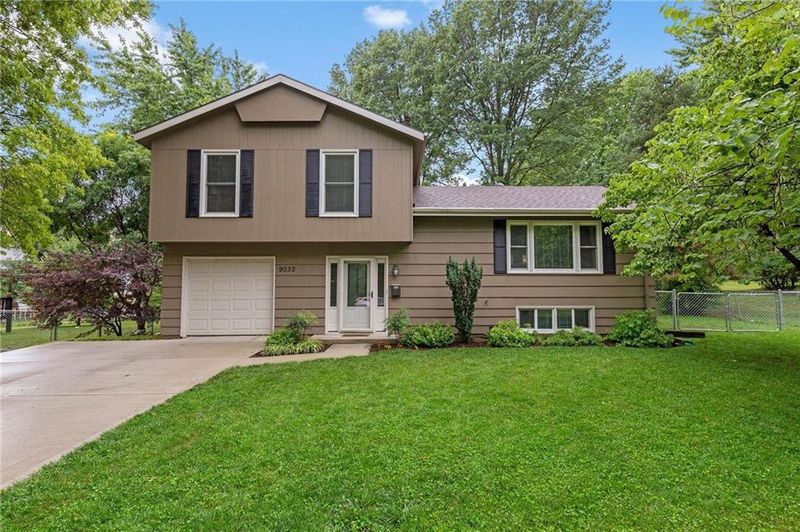 9032 Connell Dr, Overland Park, KS 66212