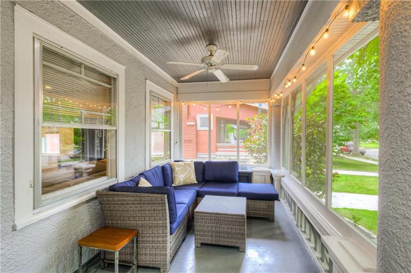 5717 Locust St, Kansas City, MO 64110
