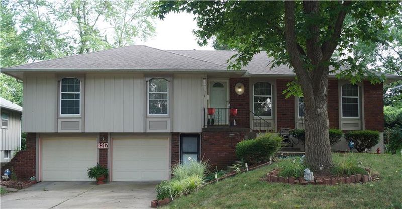 8917 E 90th Ter, Kansas City, MO 64138