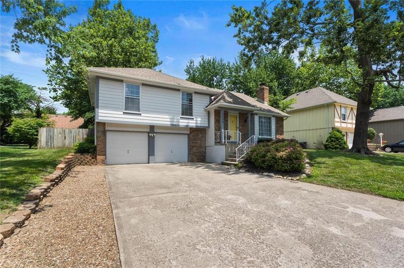 1954 E Sunvale Dr, Olathe, KS 66062