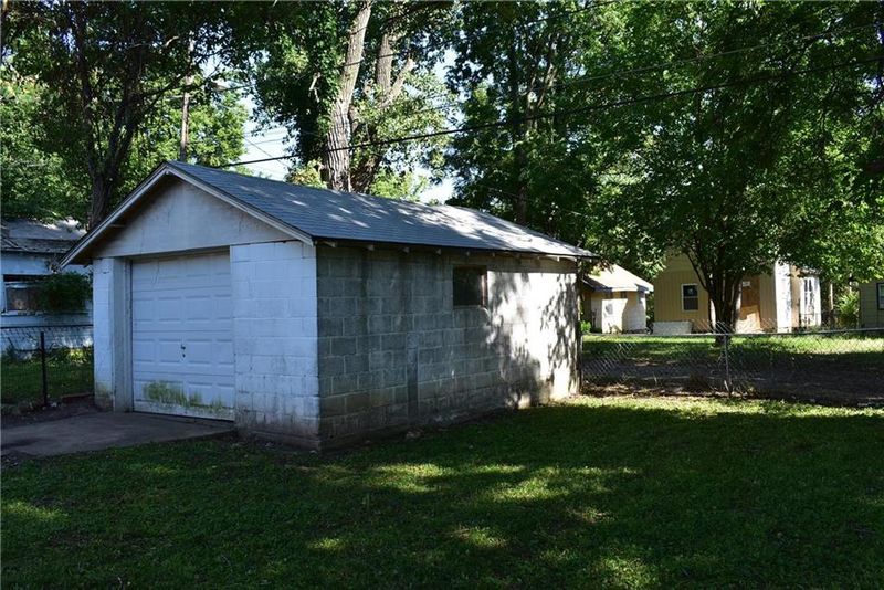 4021 E 68th St, Kansas City, MO 64132