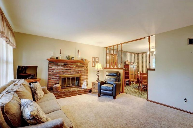 15704 E 42nd Pl, Independence, MO 64055