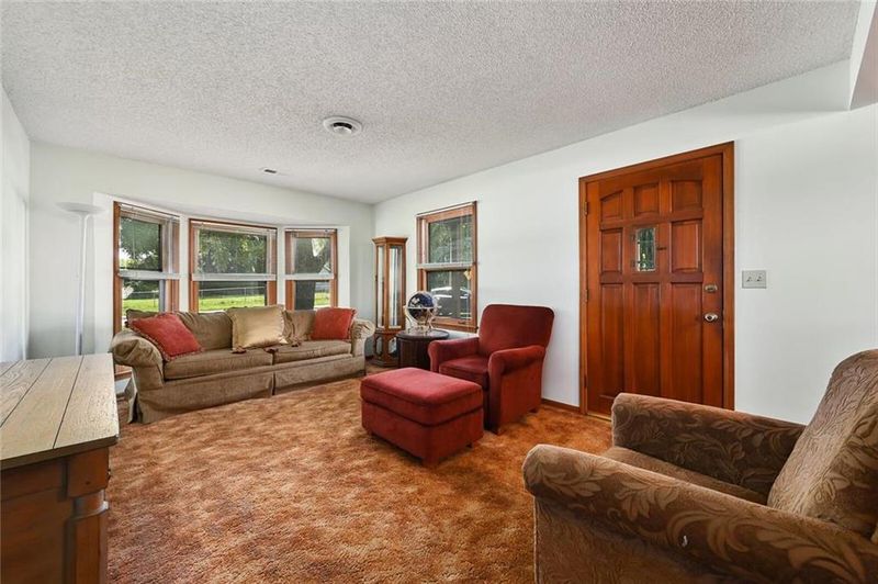 5005 NW High Drive Ter, Riverside, MO 64150