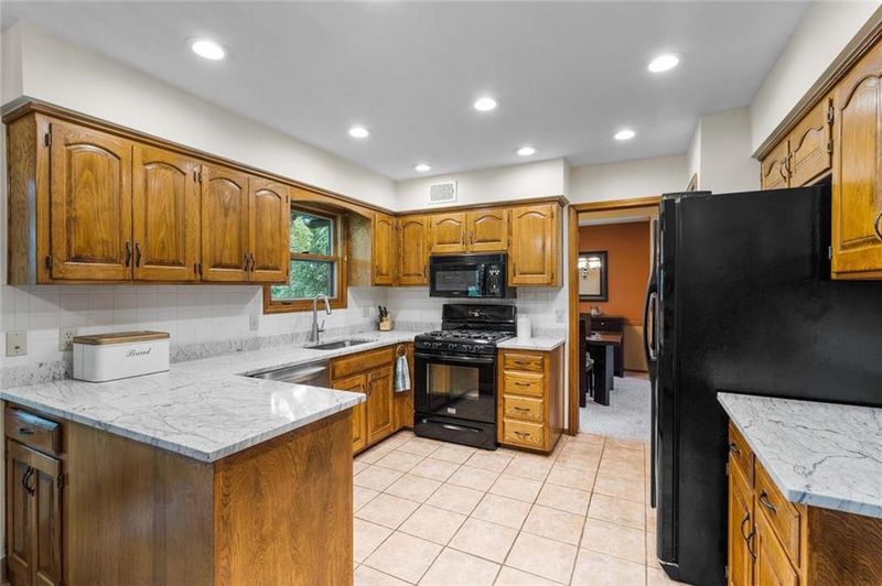 1369 E Meadow Ln, Olathe, KS 66062