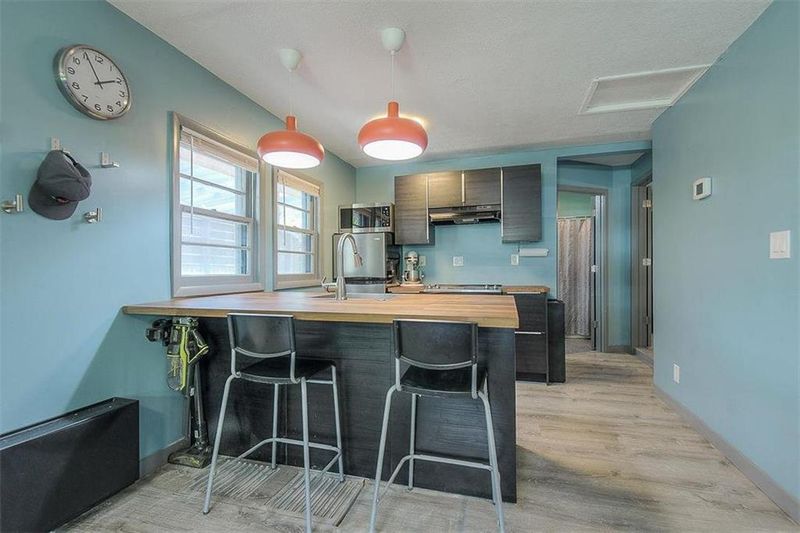 8218 Oak St, Kansas City, MO 64114
