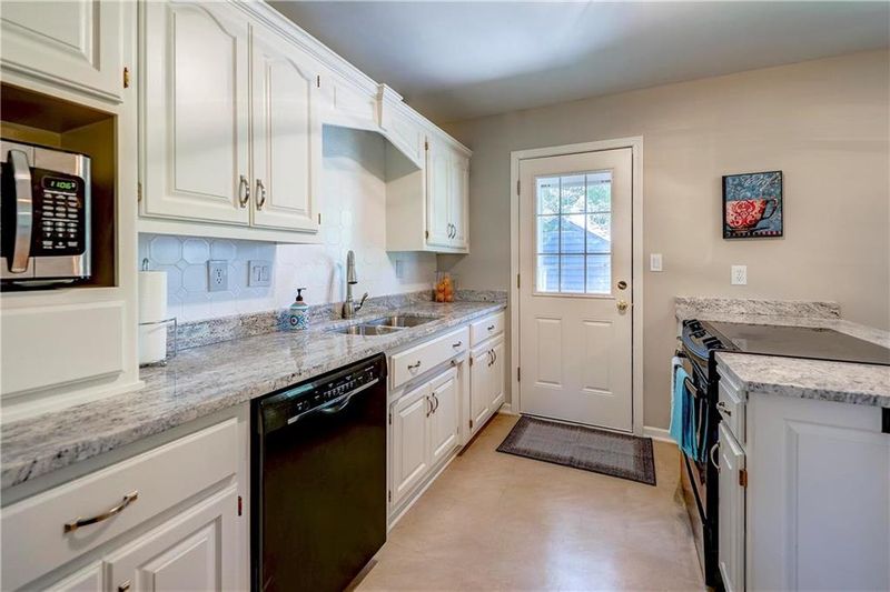 8446 Tomahawk Rd, Overland Park, KS 66207