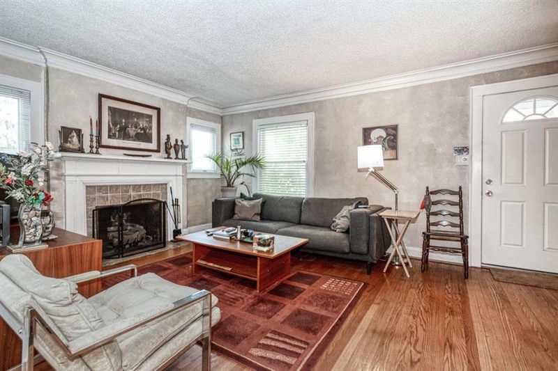4922 Bell St, Kansas City, MO 64112