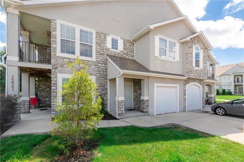 15943 S Crestview Dr, Olathe, KS 66062